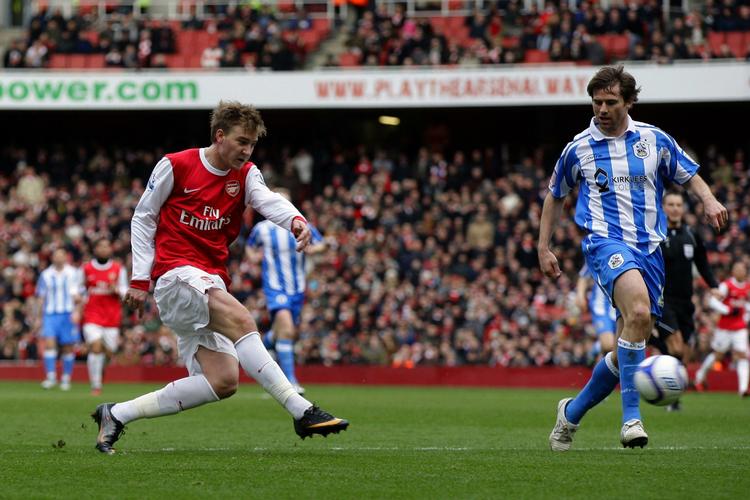 1-0. Afslutningen fra Nicklas Bendtner førte til Arsenals 1-0-føring. 