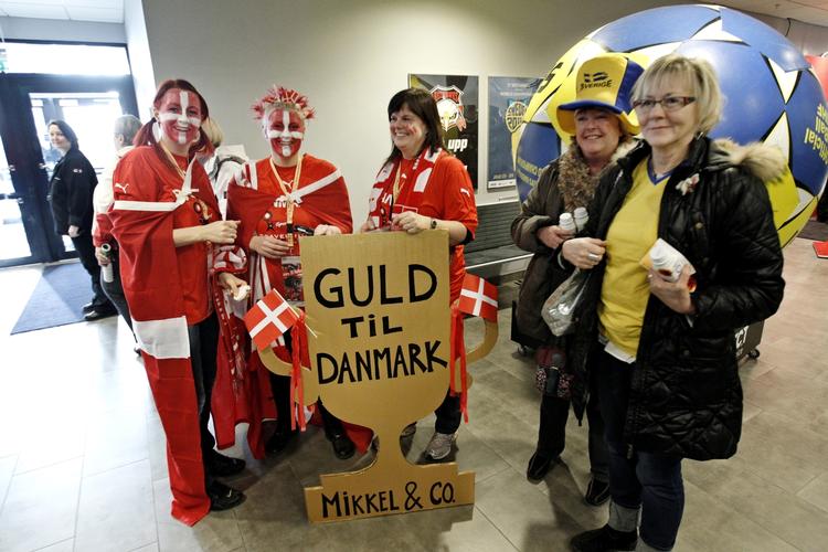 rødt. Tøjet er rødt - fra inderst til yderst - på nordjyderne Helle, Merethe og Dorte. 