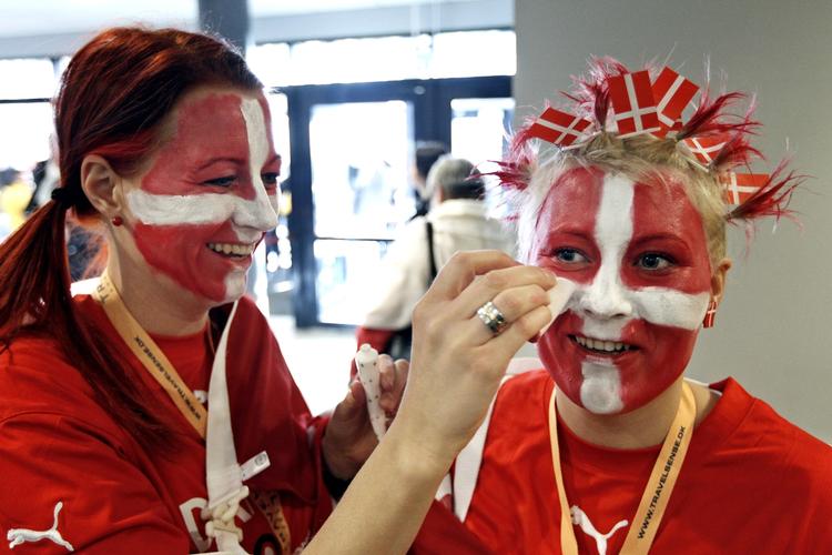 kampklar. Der er masser af rødhvis opbakning på tribunen, når Danmark spiller VM-finale. 