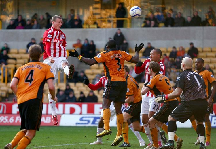 videre. På dette mål af Robert Huth spillede Stoke sig videre i FA Cuppen. 