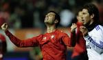 Osasuna's Miguel Flano (tv) jubler efter sejren over Sergio Ramos (th) og Real Madrid. 