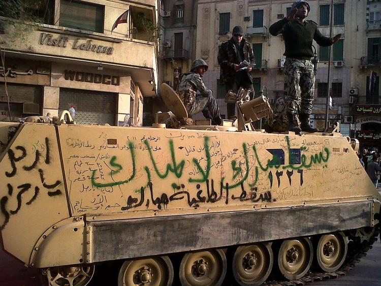 URO. Militærtank - overmalet med demonstranters graffiti - på Tahrir-pladsen i Kairo. 