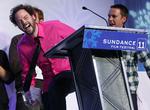 Yes. Sundance-vinder Drake Doremus flækker af grin og glæde under prisceremonien på Sundance. 