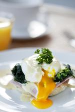 Prøv at bytte den omfangsrige brunchtallerken ud med en omgang eggs benedict med pocherede æg og hollandaise sauce. 