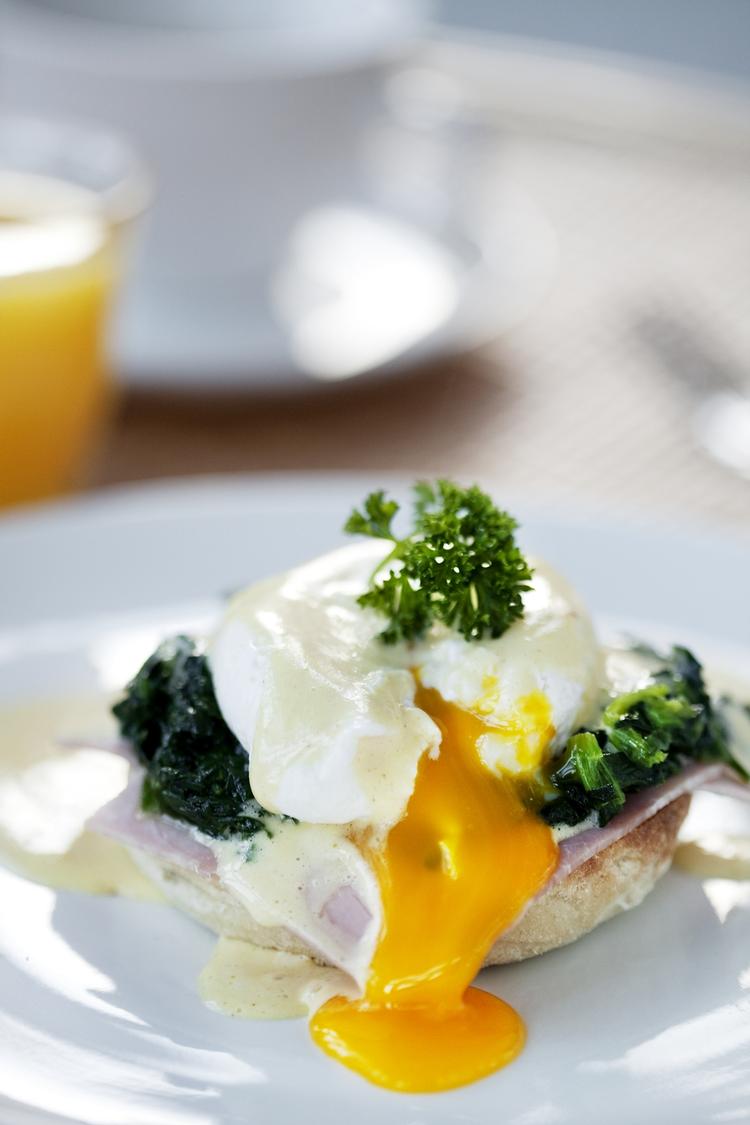 Prøv at bytte den omfangsrige brunchtallerken ud med en omgang eggs benedict med pocherede æg og hollandaise sauce. 