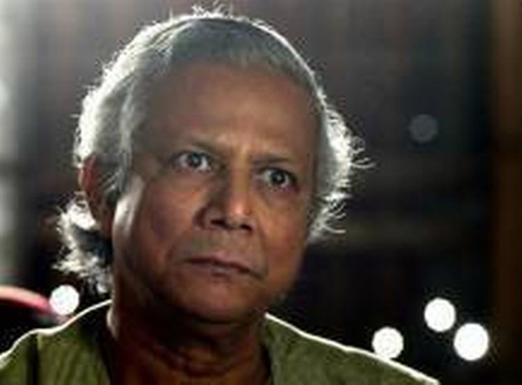 Mohammed Yunus under et besøg i landsbyen Kalampur i Bangladesh. 