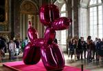 Udstillingen bevogtes af den tre meter høje hund i højglanspoleret rustfrit stål. 'Balloon Dog' 1995. 