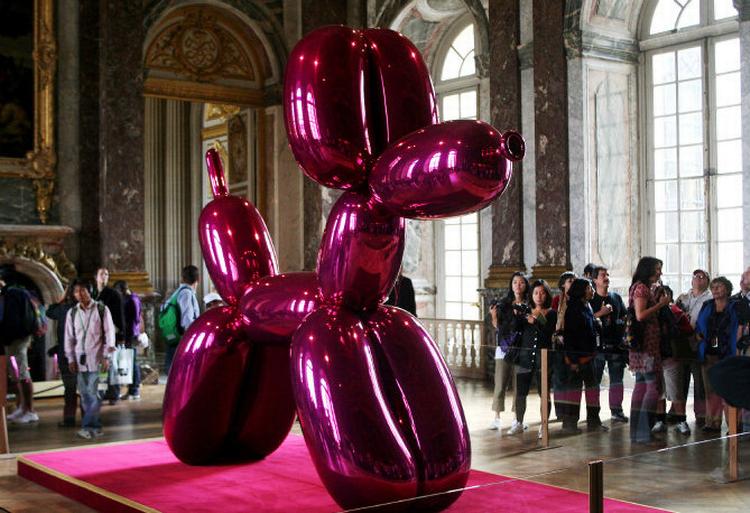 Udstillingen bevogtes af den tre meter høje hund i højglanspoleret rustfrit stål. 'Balloon Dog' 1995. 
