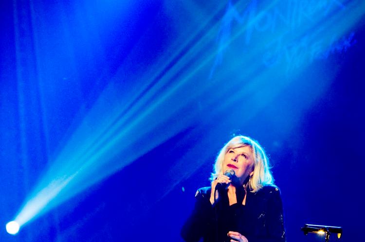 Bliv gammel, tænk ungt.  Verselinjer som »But thinking young/ and growing older is no sin« lyder helt rimelige i munden på 64-årige  Marianne Faithfull. Arkivfoto: Jean-Christophe Bott/AP 
