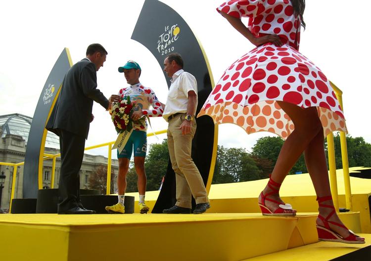 bjergkonge. Anthony Charteau modtager hæder og rødplettet trøje som bevis for sin bjergdåd i Tour de France 2010. 