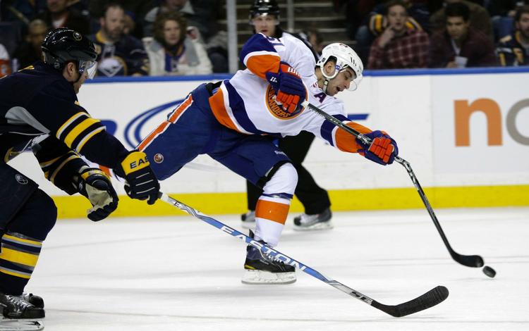 hæder. New York Islanders' dansker, Frans Nielsen, knækker staven under kampen mod Buffalo Sabres for en uge siden. 