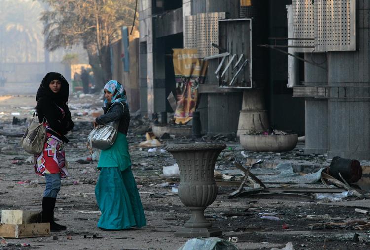 ØDELÆGGELSER. Egyptiske kvinder foran raseret indkøbscenter i Kairo mandag. 