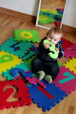 Lille Oliver, der på billedet er fem måneder, kan roligt tygge videre på måtterne. Siden billedet blev taget, er Oliver i øvrigt blevet en stor dreng på knap 3½ år. 