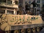 Militæret vil ikke benytte sine magtmidler mod folket. Her er en tank på Befrielsespladsen i Kairo - oversået med slagord. 