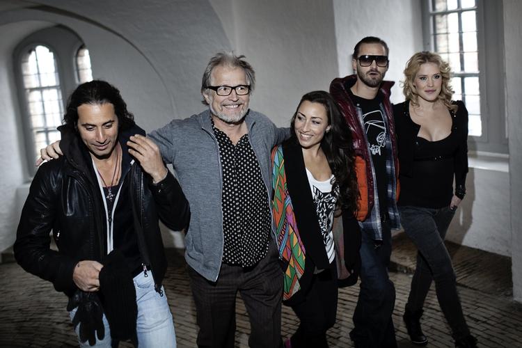 Populærmusik. Fra på mandag kan danskerme følge med, når seks danske musikere prøver kræfter med hinandens hits. Her: Erann DD, Lars H.U.G., Szhirley, Jokeren og Anna David på vej til toppen af Rundetårn. 