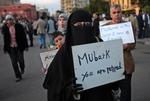 PROTEST. Egyptisk kvinde med plakat, vendt mod præsident Hosni Mubarak. 