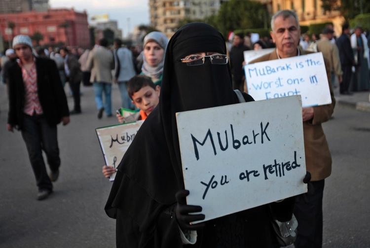 PROTEST. Egyptisk kvinde med plakat, vendt mod præsident Hosni Mubarak. 
