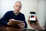 Forlagsrokade. Forlaget Lindhardt &amp; Ringhof har ansat to nye direktører. Cliff Hansen (billedet) var tidligere direktør for digitale medier hos Gyldendal og L&amp;R's anden nyansættelse Lars Boesgaard komme ligeledes fra konkurrenten. 