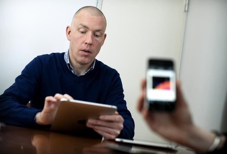 Forlagsrokade. Forlaget Lindhardt &amp; Ringhof har ansat to nye direktører. Cliff Hansen (billedet) var tidligere direktør for digitale medier hos Gyldendal og L&amp;R's anden nyansættelse Lars Boesgaard komme ligeledes fra konkurrenten. 