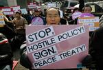 Strammere. Sydkoreanere protesterede i fredags mod deres regerings politik i forhold til naboerne i nord. 