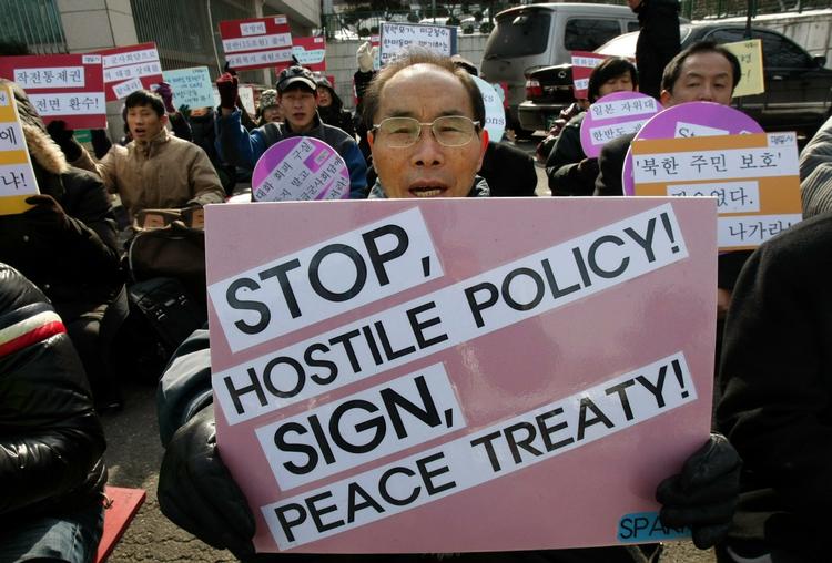 Strammere. Sydkoreanere protesterede i fredags mod deres regerings politik i forhold til naboerne i nord. 