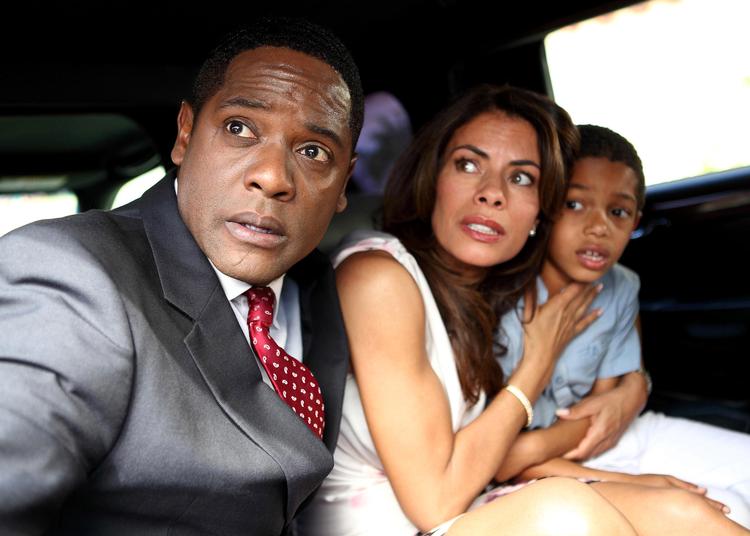 Katastrofe. Den amerikanske præsident Elias Martinez, som spilles af Blair Underwood, har stærke lighedspunkter med virkelighedens Barack Obama. Sammen med sin søn og sin kone ser han i første afsnit af serien 'The Event' reelt undergangen i øjnene. 