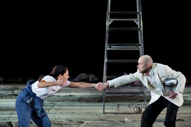 Kamp. Antigone, sunget af Veronica Cangemi, kæmper med sin mand alias Bejun Mehta i Traettas opera 'Antigona'. 