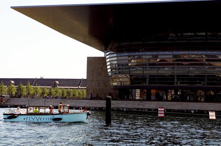 Murstenskultur. Operaen endte med at blive en dyr gave, som flere forudså. Mærsk McKinney Møller donerede selve bygningen til danskerne, men sådan en klods på sådan en adresse er dyr i drift. Hvilket er en af grundene til, at Det Kongelige Teater er tvunget til at skære ned på selve kunsten inde i bygningen, siger direktøren. Det er ledelsens eget problem, mener regeringen. 