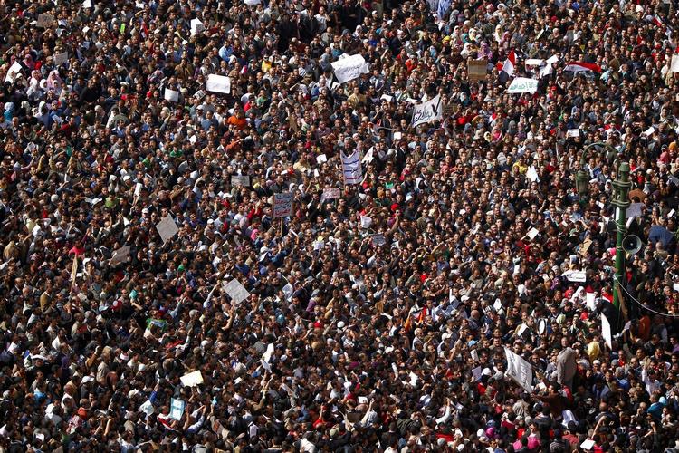 masser. Nyhedsburauet AP melder om cirka en kvart million demonstranter på gaden i Kairo. Foto: AP. 