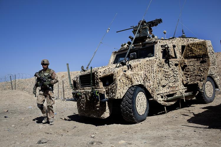 Overblik. Danske soldater på patrulje for at tilse afghansk politis arbejde ved checkpoint 4.1 ved byporten til Gereshk by. 
