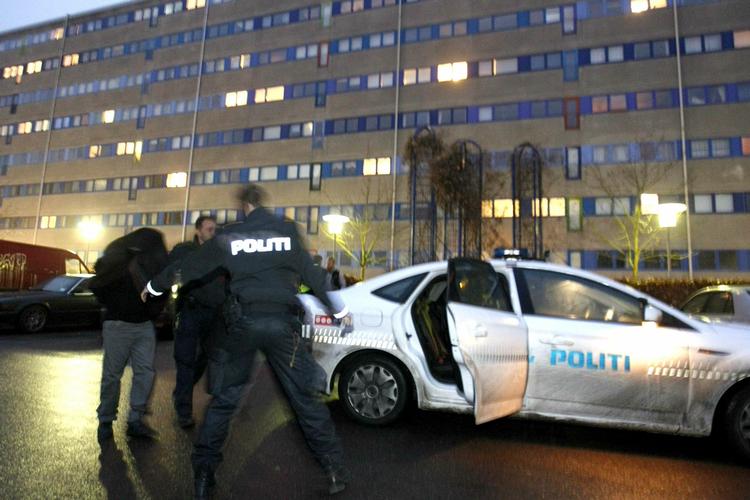 Anholdt. Betjente fører en anholdt mand væk i Værebroparken, hvor der ifølge politiet er fundet flere våben. 