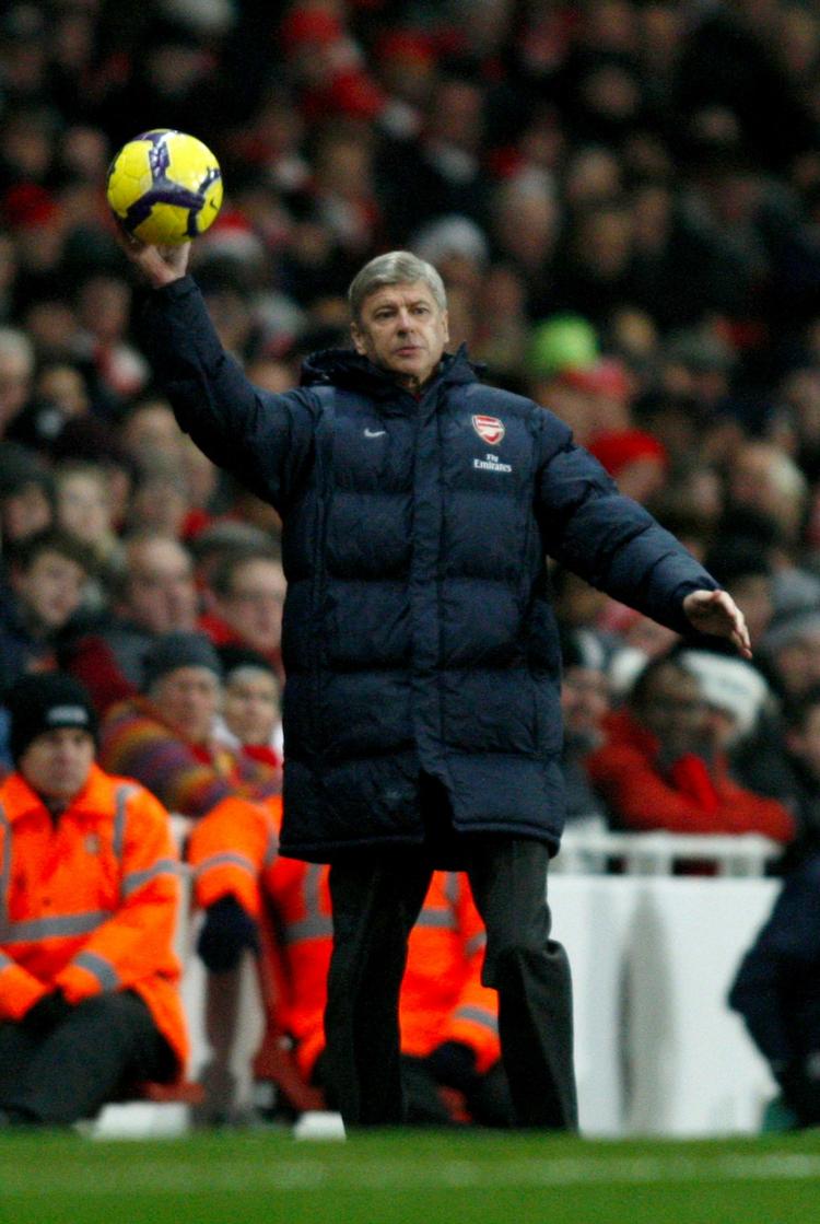 håndbold. Arsenal-manager vil ikke have at spillerne ligger skadede og venter på fairplay fra modstanderne. så hellere selv standse spillet, mener franskmanden. Arkivfoto. 