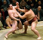 matchfixing. Hakuho (tv) forsøger at afværge et angreb fra Kisenosato under nytårsturneringen i Tokyo 19. januar. Ingen af de to kombattanter er anklaget for at være involveret i den nye sumo-skandale. Arkivfoto. 
