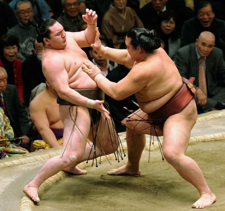 matchfixing. Hakuho (tv) forsøger at afværge et angreb fra Kisenosato under nytårsturneringen i Tokyo 19. januar. Ingen af de to kombattanter er anklaget for at være involveret i den nye sumo-skandale. Arkivfoto. 