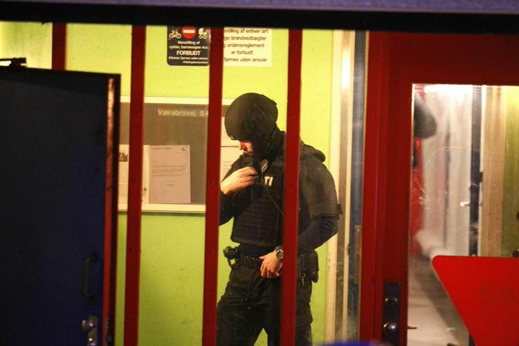 UDRYKNING. Politiet havde sat alle sejl til under morgenens aktion mod bandemiljøet. 