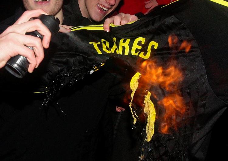 troskab. Liverpool-fans havde taget Fernando Torres-trøjer med til klubbens træningsanlæg, hvor en rituel afbrænding blev gennemført efter stjernens 'svigt'. 