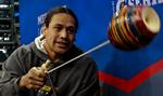 vildmanden. Pittsburgh Steelers' Troy Polamalu viste den rolige side af sig selv under mediedagen før NFL's Super Bowl på søndag. 