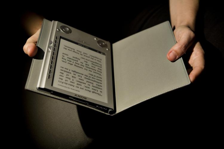 I 40 år har årets Bookerjury klaget over de 130 titler, som de skulle slæbe rundt på. I år reagerer Man Booker-prisen på kritikken og har bliver delvist digital. Arkivfoto. 