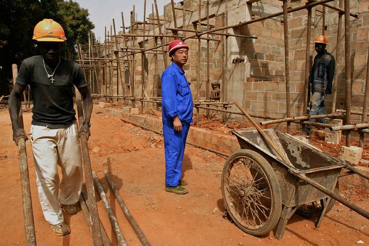 Partnerbytte. Væksten i den kinesiske/afrikanske samhandel buldrer derudad. Det samme gør de kinesiske investeringer på kontinentet - alt imens Afrikas 'gamle' samhandelspartner, Europa, bare ser på fra sidelinjen. 