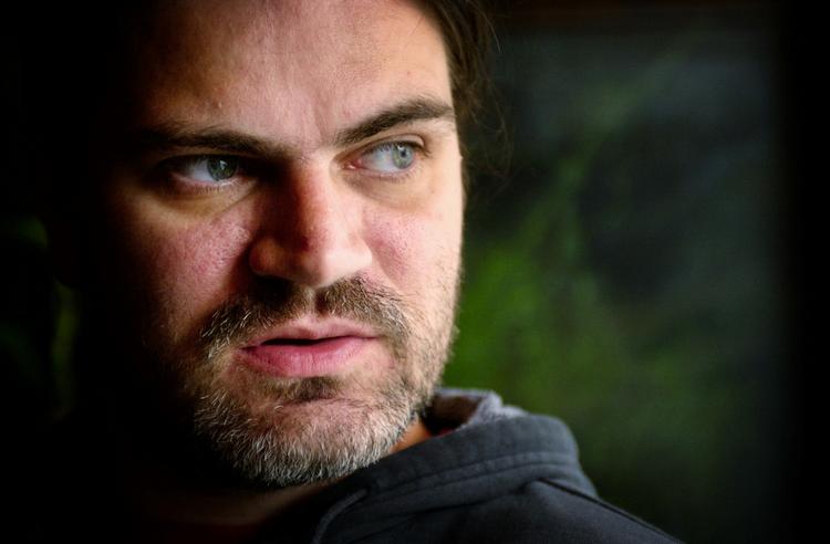 Gys. Steen Langstrup siger, han blev nødt til at have ro om sit skrivearbejde, hvis han skulle få færdiggjort sin trilogi, og derfor valgte han bevidst at holde kritikerne på afstand, indtil trilogien var fuldendt. 