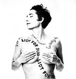 Sanselighedens udfordring til identiteten og individualitetens udfordring til normaliteten er de snoede røde tråde på et album, hvor Trinelise Væring har dekoreret omslaget - og sin krop - med sortskrevne sætninger. 