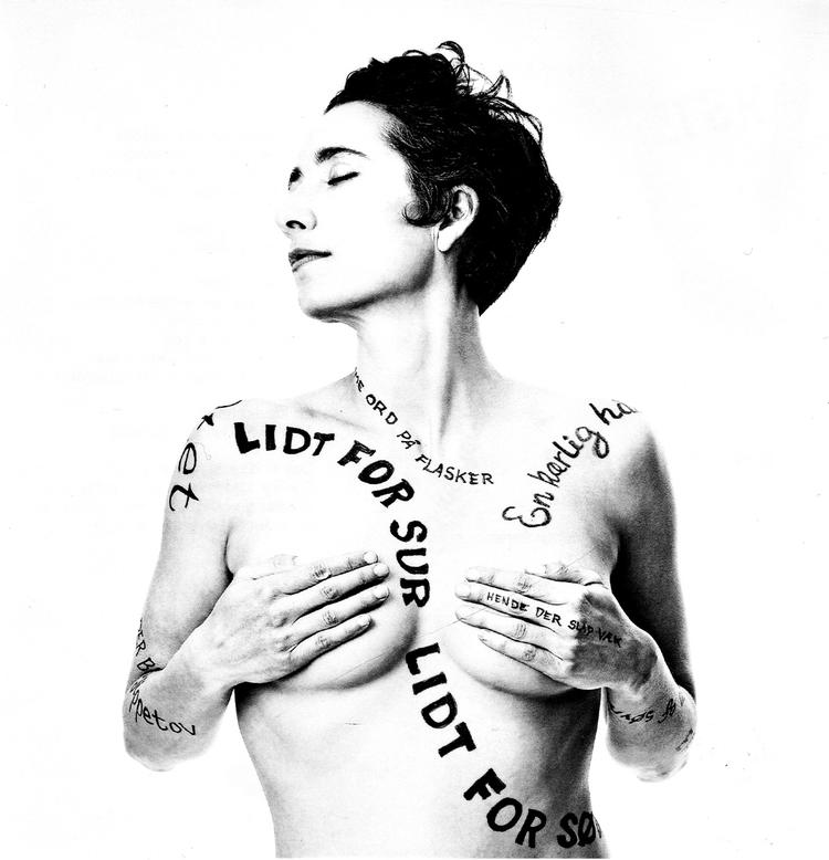 Sanselighedens udfordring til identiteten og individualitetens udfordring til normaliteten er de snoede røde tråde på et album, hvor Trinelise Væring har dekoreret omslaget - og sin krop - med sortskrevne sætninger. 