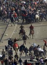 Overtag. Mænd med køller slog mod demonstranterne fra kamelryg. 