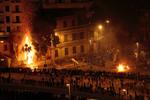 Kampe. Mubarak-tilhængere i bunden af billedet i kamp med modstandere af Egyptens præsident på Tahrir-pladsen i nat. 