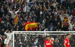 Jubel. Real Madrid-fans i aktion i kampen mod Sevilla. 