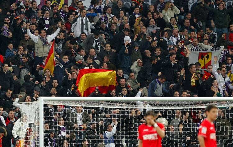 Jubel. Real Madrid-fans i aktion i kampen mod Sevilla. 