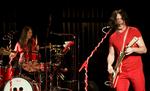 Opløst. The White Stripes har lukket butikken. Her ses Jack og Meg White under en koncert i Yukon i Canada i 2007. 