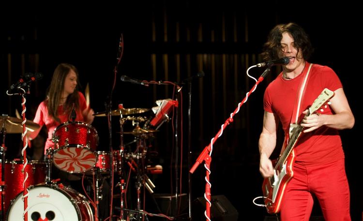 Opløst. The White Stripes har lukket butikken. Her ses Jack og Meg White under en koncert i Yukon i Canada i 2007. 