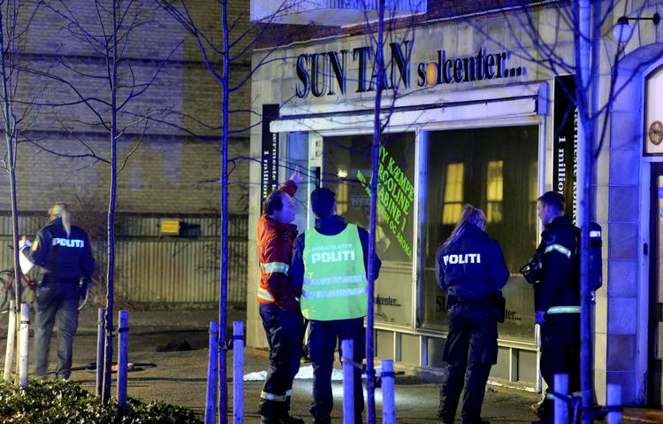Brand. Politiets teknikere mener, at det er ild i en skraldespand, som medførte den alvorlige brand i et solcenter i Glostrup i går. 