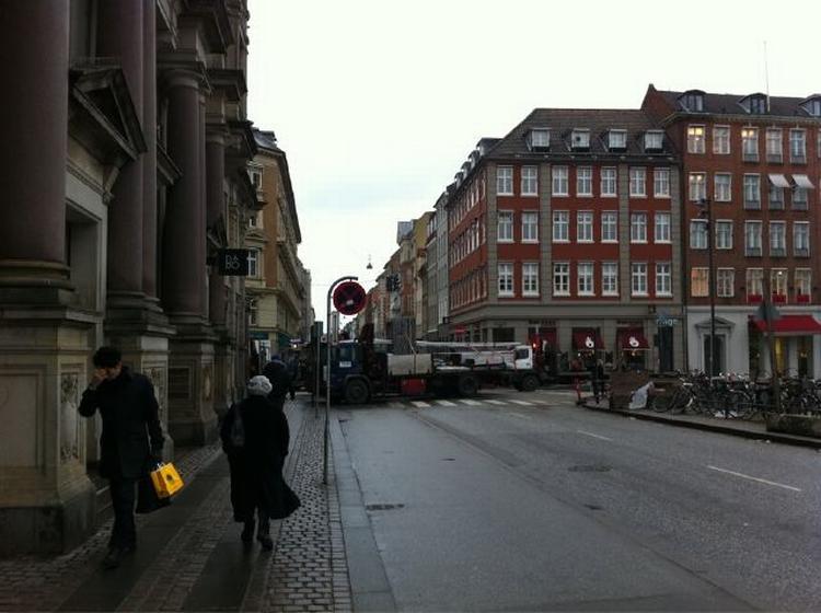 LUKKET. Strejkende arbejdere blokerede tidligere i dag Kongens Nytorv. 